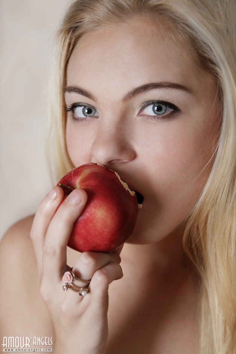 Blonde babe with apples 18
