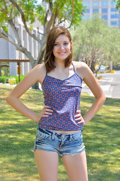 Blaire Plays With Her Hole 00