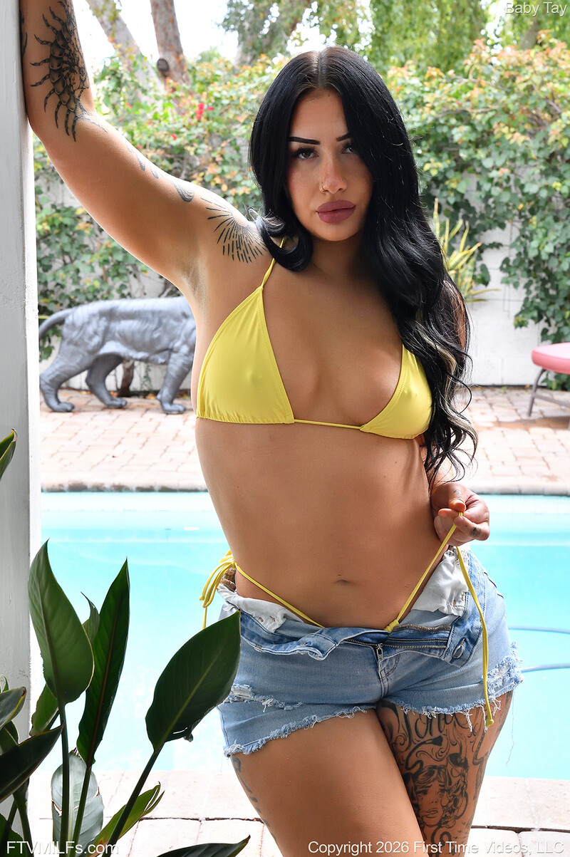 Romantic Beauty Milf Bikini Session By The Pool 00 1064 1600