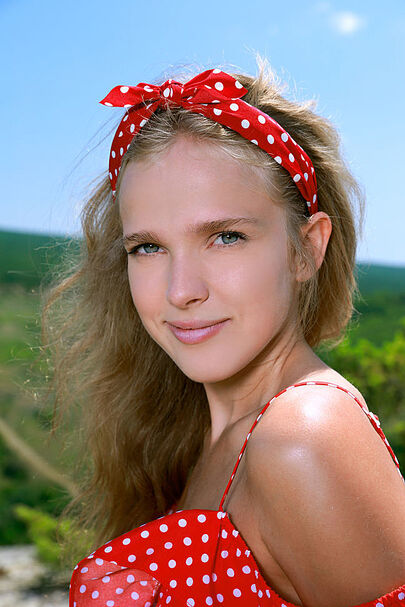 Xenia's Romantic Nude Scene In The Countryside 03