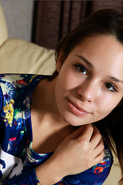 Brunette Cutie Alma 01