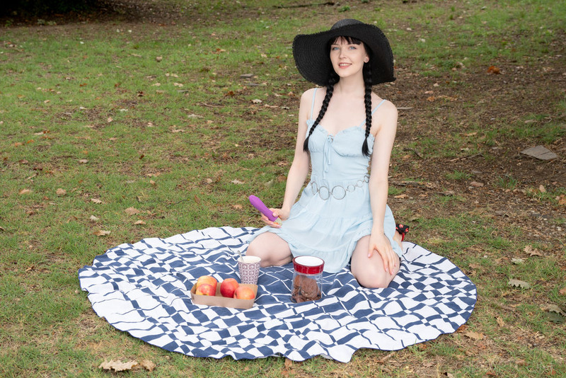 Naughty Picnic Pleasures 00 800x534