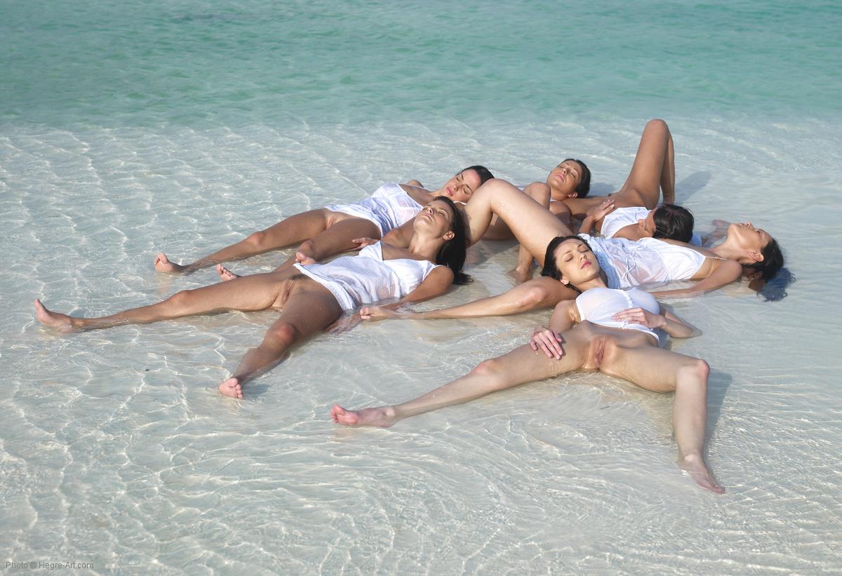 Six models sunbathe naked at the beach 00 1200 821