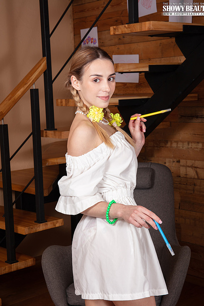 Warm Nude Feature With Playful Poses 03