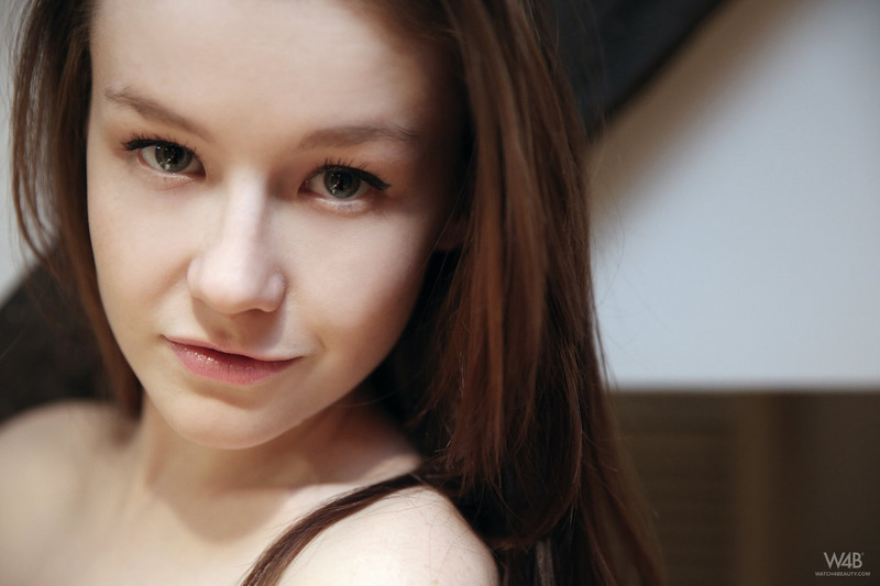 Emily Poses Nude In Bathroom 15 800x533